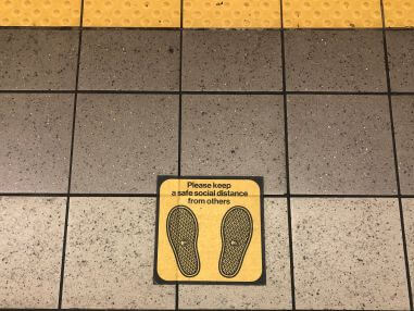 NYC地下鉄のソーシャル・ディスタンスのサイン