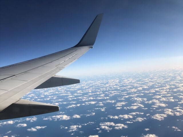 飛行機の翼とひつじ雲