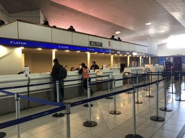 バルマセダ空港のチェックインカウンター
